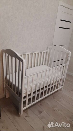 Детская кроватка с маятником