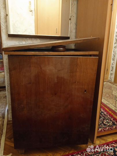 Тумбочка для ножной швейной машинки