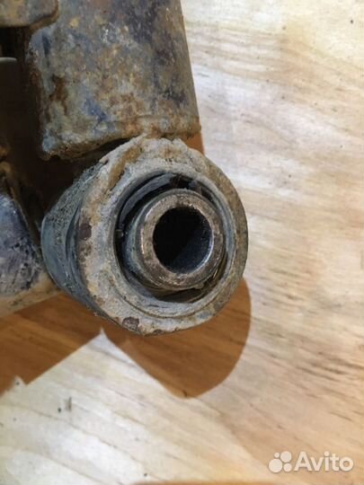 Амортизатор передний Mitsubishi L200