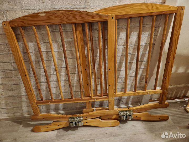 Детская кроватка с маятником и ящиком