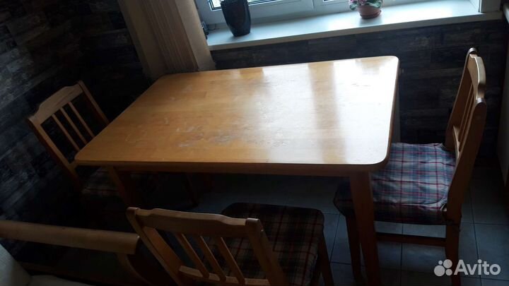 Стол и стулья