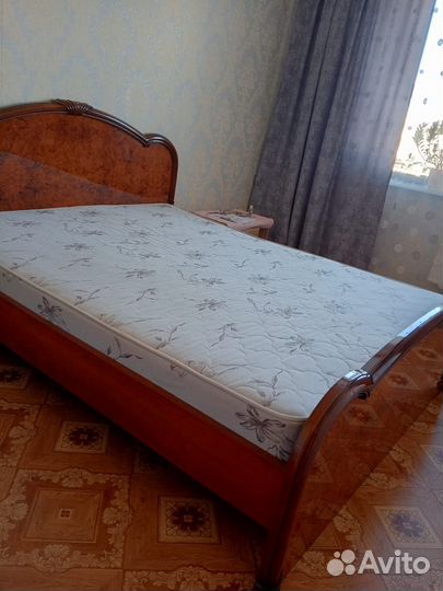 Двухспальная кровать с матрасом