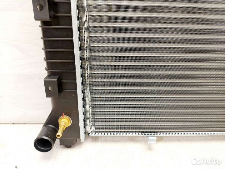 Радиатор охлаждения Dodge Caravan 2,4-3,3