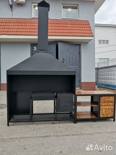 Мангальная зона с вытяжкой и кухонным столом