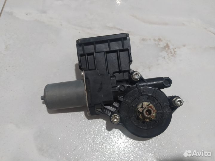 Мотор стеклоподъемника Toyota Camry V55 зад лев