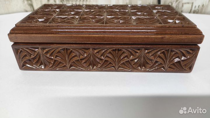 Деревянная шкатулка