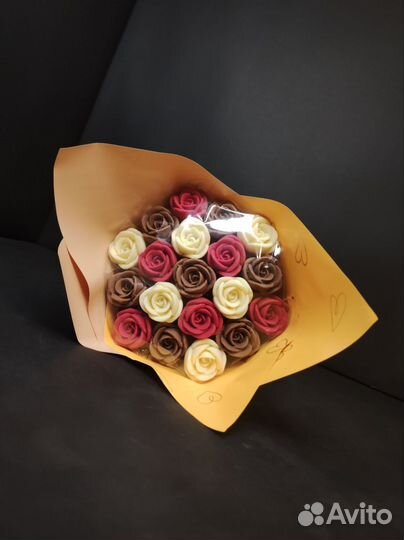 Букет - 19 Роз из Белого и Молочного Шоколада