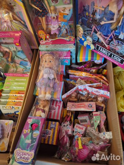 Стойка и товарный остаток игрушки