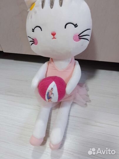 Мягкая игрушка кошечки-гимнастки