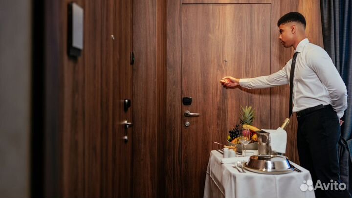 Официант отдела обслуживания номеров (Room-service