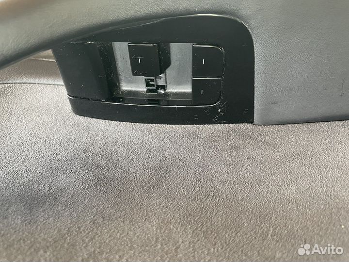 Обшивка двери передней левой Tesla Model 3