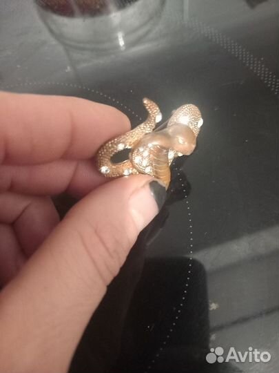 Брошка кобра