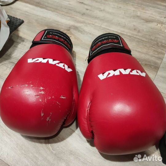 Боксерские перчатки, кроссовки, шлем