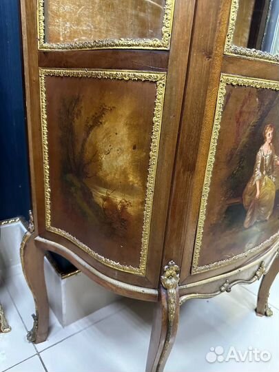 Старинная витрина в стиле Людовика XV