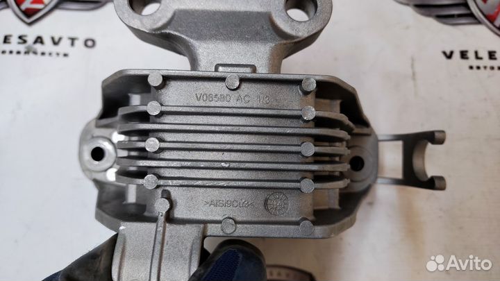 Опора двигателя правая Opel Astra J 2009-2018 год