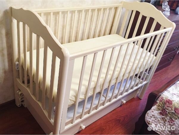 Детская кроватка с маятником и ящиком