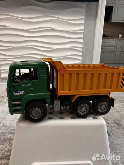 Грузовик игрушка bruder