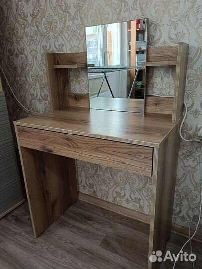 Туалетный столик с зеркалом