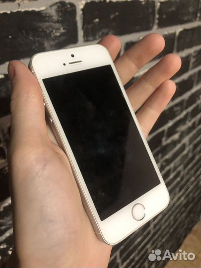 Телефон iPhone SE