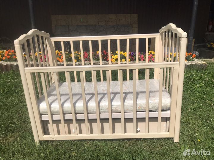 Детская кроватка с маятником и ящиком