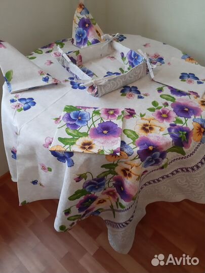 Скатерть с салфетками и конфетницей