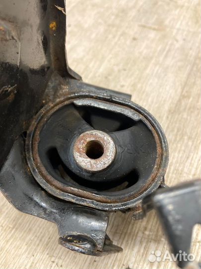 Опора (подушка) левая Toyota Avensis T25 1zzfe