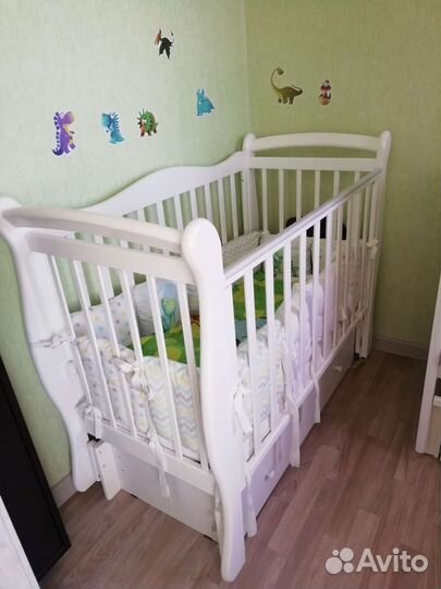 Детская кроватка с маятником