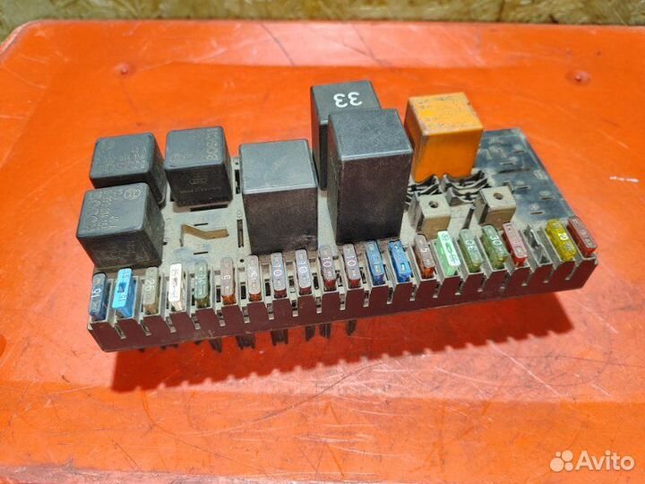 Блок реле Audi 100 C3 седан KU 2.2I 1985