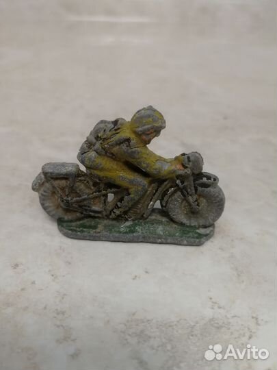 Оловянный солдатик на мотоцикле