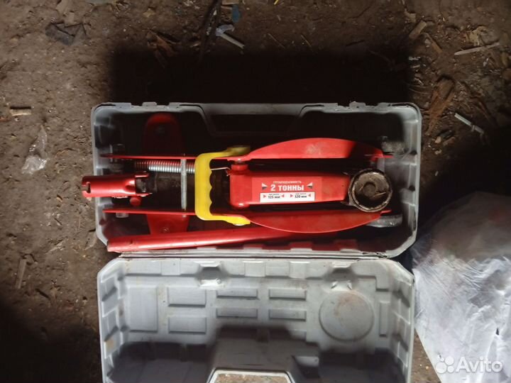 Домкрат подкатной 2т бу