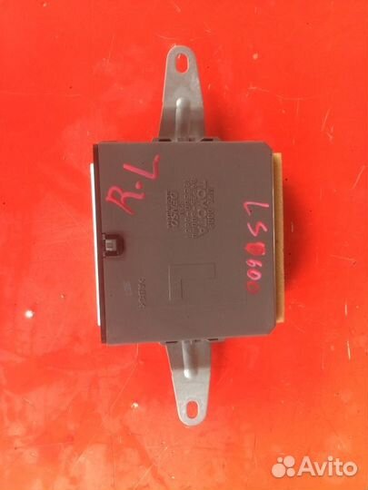 Блок управления дверьми задний левый Lexus Ls