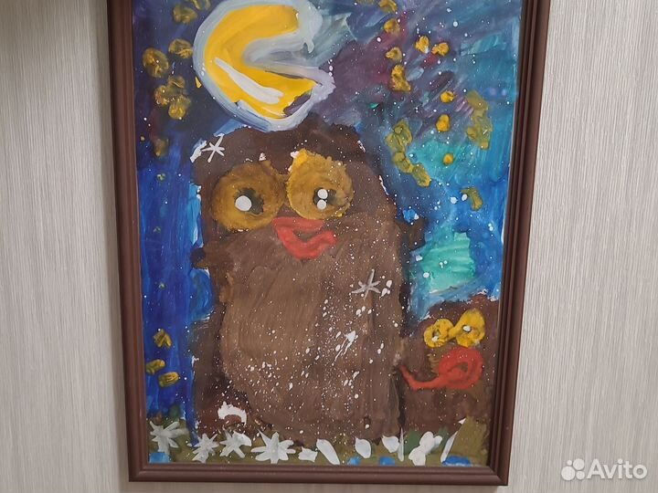 Книги и картины в рамке
