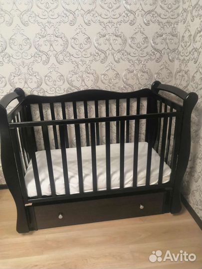 Детская кроватка с маятником и ящиком с матрасом