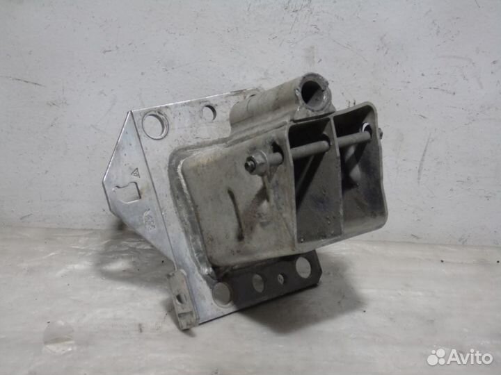 Кронштейн усилителя правый Ситроен С4 II