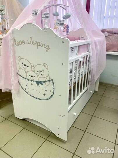 Кроватка детская с маятником и ящиком
