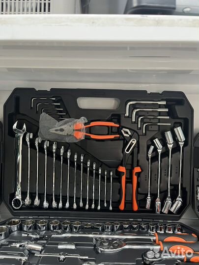 Набор инструментов ключей в чемодане