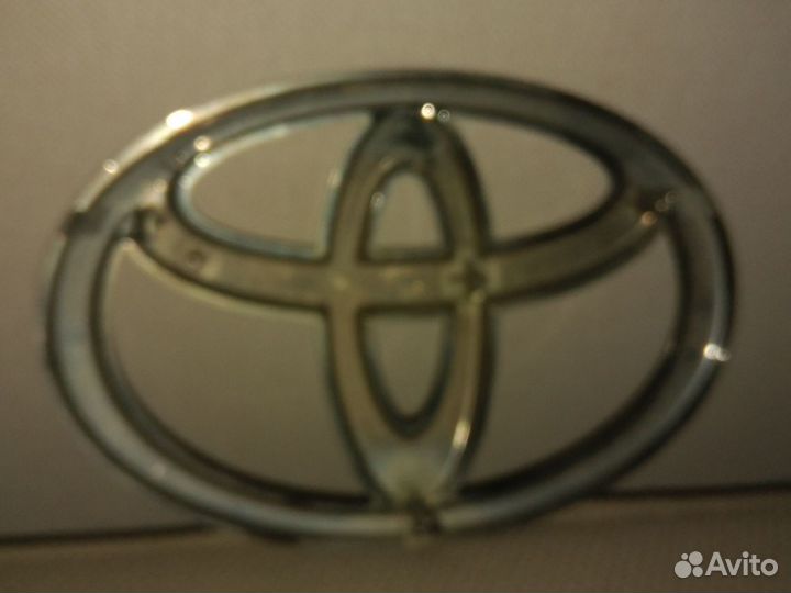 Эмблема решетки радиатора toyota