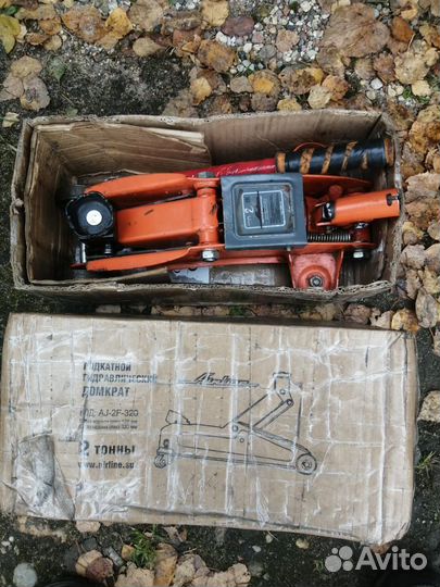 Нерабочий подкатной домкрат airline AJ-2F-320