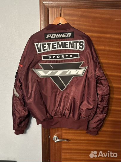 На руках Vetements red bomber