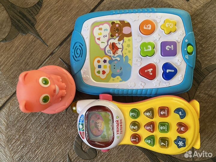 Игрушки: неваляшка, телефон, планшет