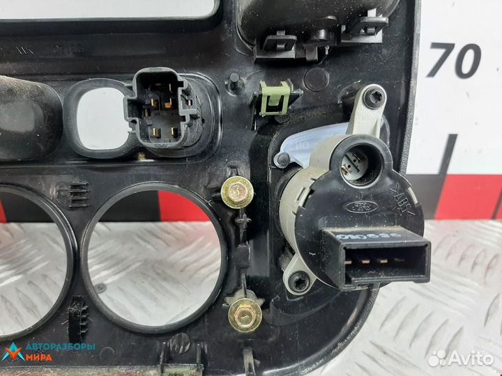 Рамка под магнитолу Ford Escape 2002