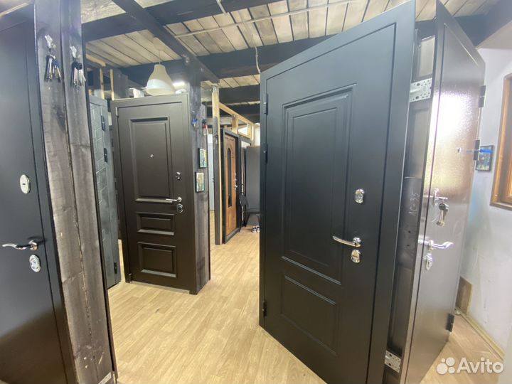 Дверь входная в дом,коттедж или на дачу