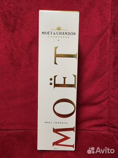 Коробка и бутылка из-под шампанского