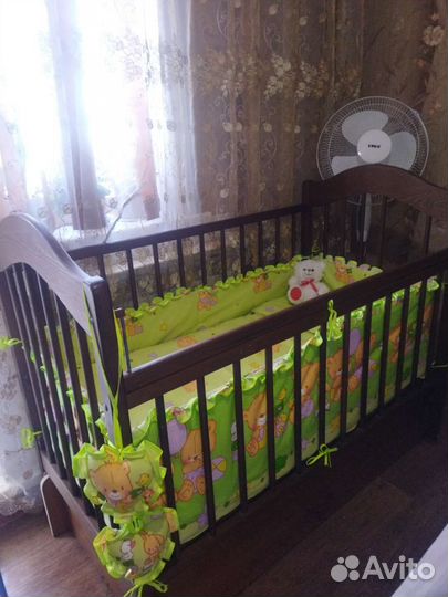 Детская кроватка с маятником и ящиком