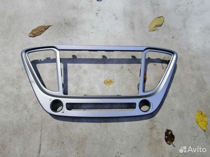 Рамка магнитолы Hyundai Solaris 2