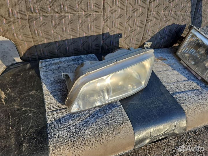 Фара левая Hyundai H-1 Starex рест. 2003
