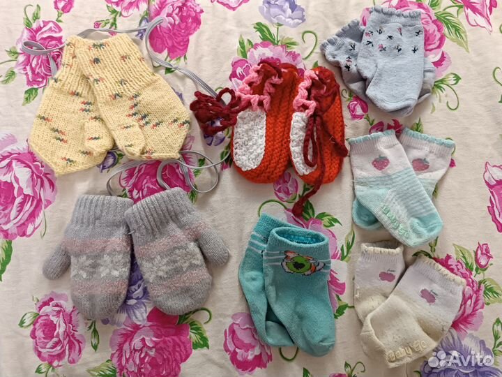 Зимняя шапка-шлем и вещи на малыша