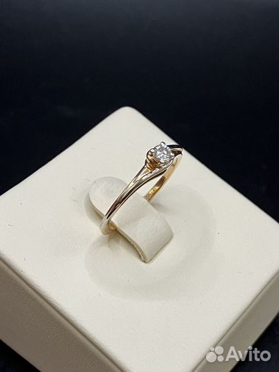 Золотое кольцо с бриллиантом