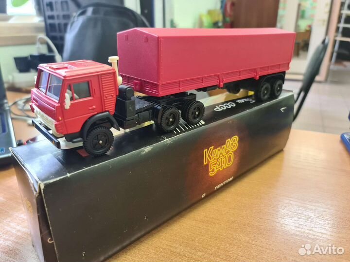 Модель СССР 1:43. Камаз 5410 с тентом красный