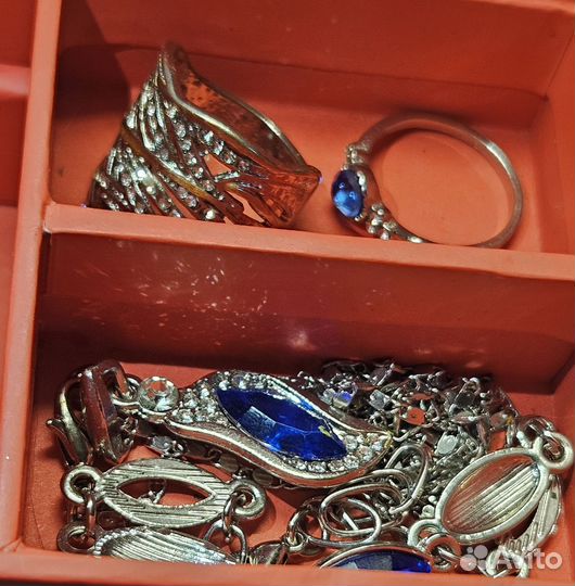 Шкатулка с бижутерией